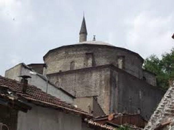 <p>Köprülü Camii Köprülü Camii Zonguldak'ın merkezinde, çarşıda yer alan Köprülü Camii, Osmanlı döneminden kalma tarihi yapılardan biri. Sadrazam Köprülü Mehmet Paşa tarafından yaptırılan cami, şehrin görülmeye değer yapılarından.</p>
