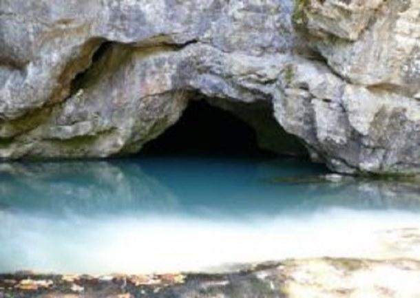 <p>Çayır Köyü Su Mağarası Zonguldak'ın Çaycuma İlçesi'ne bağlı Çayır Köyü'ndeki meşhur Su Mağarası muhteşem bir doğal güzellik. Mağara, içindeki sarkıt ve dikitlerin yapısı nedeniyle kendi kategorisinde dünyanın önemli mağaralarından biri.</p>
