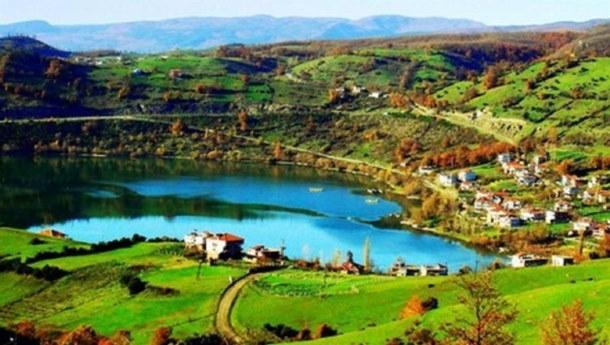 <p>Kızılcapınar Baraj Gölü Kızlar Çayı’nda kurulmuş olan bu yapay gölün çevresi müthiş bir doğa manzarası barındırdığından dolayı mesire yeri olarak da kullanılır.</p>
