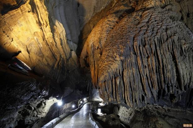 <p>Gökgöl Mağarası Sarkıtlarıyla, gizemli atmosferiyle Erçek Deresi civarında bulunan mağara, Zonguldak’ın en uzun ikinci mağarası. 3350 metre uzunluğunda.</p>
