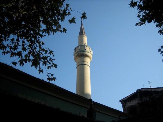 <p>MUHYİDDİN ÇELEBİ CAMİİ: Çukurcuma camii de denir. Tophane'de Firuzağa mahellesinde, Çukurcuma caddesindedir. Mimar Sinan camilerinden biridir. Muhiddin Molla Fenari adıyla da bilinir. Son cemaat yeri ahşaptır. Merdivenlidir. Duvarlar taş-tuğla, sıvalı ve sakiflidir. Çatı, kiremit örtülüdür. Mihrabın iki yanında büyük pencereler vardır. Kürsü ve minber ahşaptır.</p>