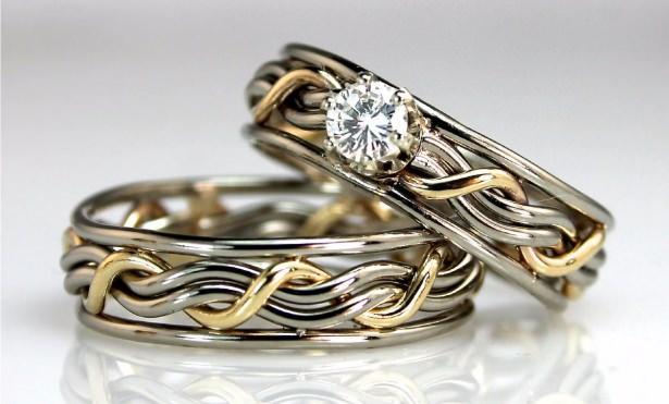 <p>Evlilik yüzüğü<strong> </strong>manevi değeri o kadar yüksek bir yüzüktür ki yüzüğün sahibi, yüzüğü ileride kızına veya aileye girecek geline vermek üzere saklar. </p>
