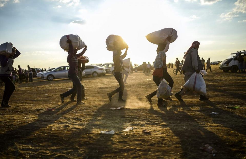 <p>3 milyondan fazla Suriyeliye ev sahipliği yapan Anadolu toprakları, Osmanlı döneminden beri işgal ve katliamlardan kaçan mültecilerin sığındığı güvenli bir liman oldu. 19. yüzyılda Kırım Tatarlarıyla başlayan kitlesel göçler, cumhuriyet döneminde trajik bir hal aldı. Balkanlar'daki zulümden, İran ve Irak'taki katliamlardan kaçan milyonlarca mülteci Türkiye'ye sığındı. İşte Osmanlı döneminden günümüze Türkiye'nin göç haritası...<br />
<br />
Kaynak: Yenişafak / Yasemin Asan</p>
<p> </p>