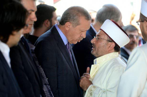 <p>Cumhurbaşkanı adayı ve Başbakan Recep Tayyip Erdoğan, sanatçı Murat Göğebakan'ın Fatih Camisinde kılınan cenaze namazına katıldı. </p>
