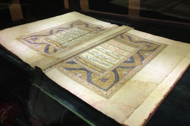 <p>Kur'an-ı Kerim'in parşömenden kağıda çeşitli yazı hatlarıyla kaleme alınmış nüshaları Sultanahmet Medresesi'nde sergiye açıldı.</p>