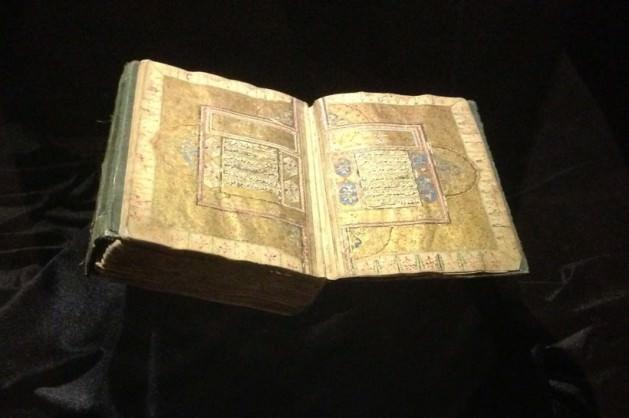 <p>Tarihi derinliği kadar coğrafi açıdandan oldukça zengin bir serge oldu bana göre. Çünkü Kuzey Afrika ülkelerinden Çin'e kadar, Hindistan, İran, Mısın, Irak, hakeza Balkanlar ve Osmanlı coğrafyasından Kur'an örnekleri sergileniyor.</p>