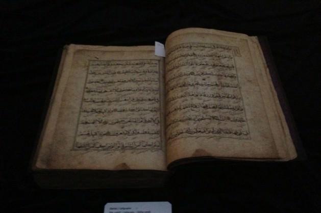 <p>Parşömen üzerine yazılmış Kur'anlar, bez üzerine yazılmış Kur'anlar. Tarihi seyri içinde ve coğrafyaya uygun örnekler seçtim.</p>