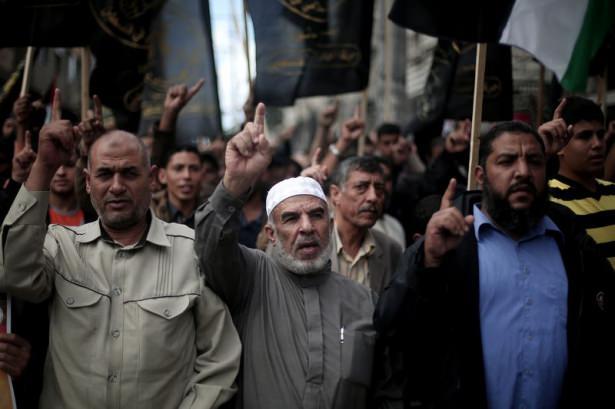 <p>Yahudi Yerleşimciler ve İsrailli yetkililer zaman zaman Aksa Külliyesi içine de girerek cami cemaatini ve eğitim gören öğrencileri taciz ediyor.</p>

<p> </p>
