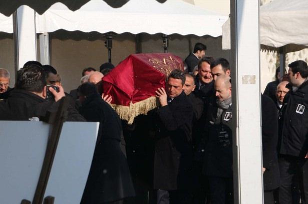 <p>Geçirdiği kalp krizi nedeniyle hayatını kaybeden Mustafa Koç'un cenaze töreni Tatbikat Camii'nde düzenlendi.</p>
