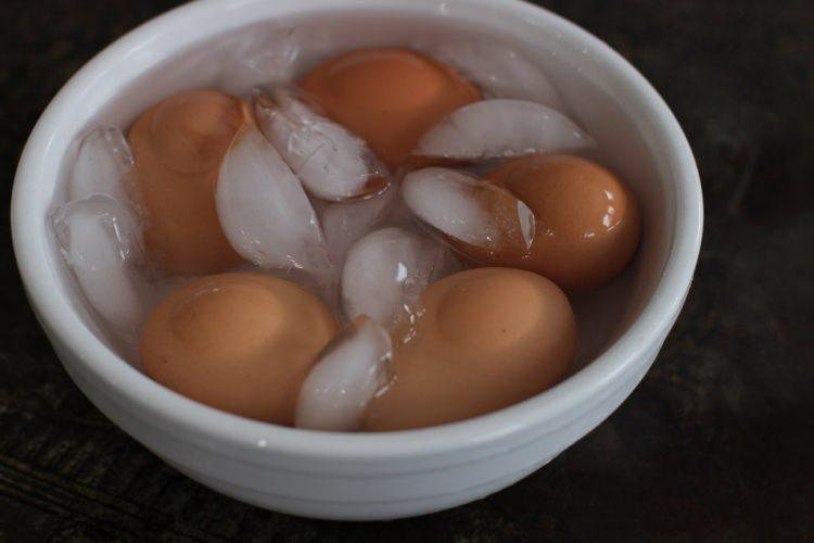 <p>Son olarak soymadan önce yumurtaları buz dolu bir kapta 1-2 dk bekletin. </p>