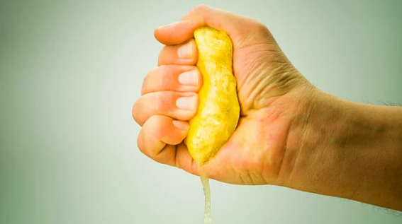 <p><strong>Elinizden geçmeyen kokulardan doğal yöntemlerle kurtulun</strong></p>

<p>Elinizi bir limonla ya da paslanmaz bir metale sürtün. </p>
