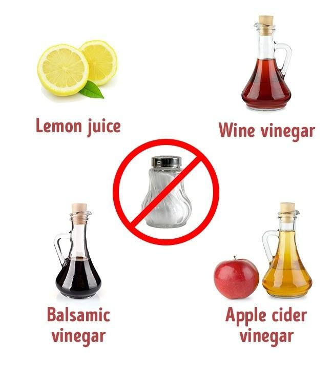 <p><strong>Daha fazla tuz yerine, sirke kullanın</strong></p>
<p>Limon suyu, balzamik sirke, elma, sirkesi ile zengin ve tuzlu bir lezzeti vardır. Yemek sırasında sirkeyi buharlaştırdığınızdan emin olun.</p>