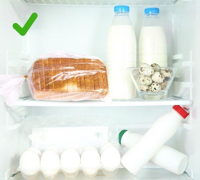 <p><strong>Ekmeği buzdolabında saklayın</strong></p>
<p>Ekmek serin ve kuru bir yerde, yani buzdolabında saklanmalıdır. Sadece yabancı kokuları almaması için paketlendiğinden emin olun.</p>