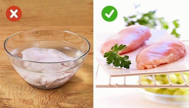 <p><strong>Eti buzdolabında çözün</strong></p>
<p>Eti su içerisinde değil buzdolabında çözdürün. Eti suda çözdürürseniz tadı bozulur. </p>