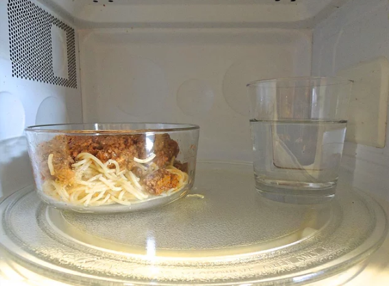 <p><strong>Mikrodalgayı doğru kullanın</strong></p>

<p>Pizza, makarna, ekmek gibi gıdaları mikrodalgada doğrudoğru çözemediyseniz, ısıtma sırasında bir miktar su kullanıp öyle ısıtın. </p>
