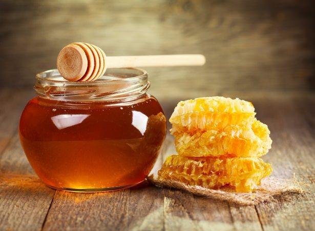 <p><strong>Balın şekerlenmemesi için</strong></p>

<p>Balın şekerlenmesini önlemek ve lezzetini korumak için bal kavanozunu gün ışığı almayan bir yerde saklayın. Saflığını test etmek içinse baldan bir kaşık alıp soğuk suda ezin. Su beyazlaşırsa içinde un veya nişasta var demektir.</p>
