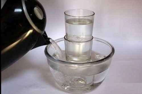 <p><strong>Sıkışan bardakları çıkarmak için</strong></p>

<p>Bardakları bir kaba koyup üzerine kaynar su dökerseniz, bardakların çabucak çıktığını göreceksiniz.</p>
