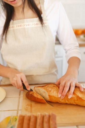 <p>Ekmek tahtasının kokusu </p>

<p> </p>

<p>Ekmek tahtasına sinen kokuyu gidermek için ikiye böldüğünüz bir limonun kesik yüzüyle iyice ovun.</p>

