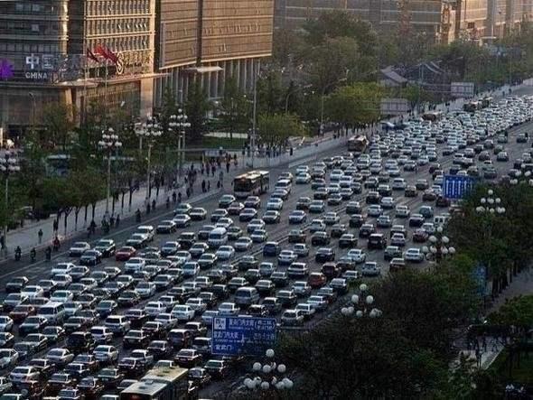 <div>Dünyanın en uzun süren trafik sıkışıklığı 12 gün sürdü, 100 km kuyruk oluştu ve araçlar günde 1 kilometre ilerleyebildiler.</div>
<div> </div>