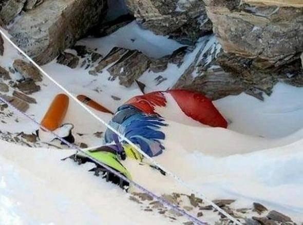 <div>Everest Dağı'nda 200'den fazla dağcı cesedi bulunmakta.</div>
<div> </div>