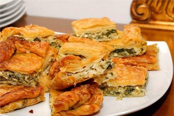 <p><strong>Yunanistan</strong><br />
Spanakopita - Girit mutfağına ait bir aperatif olan ıspanaklı börek</p>
