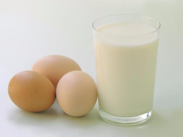 <p><strong>Süt; </strong>Vitamin, mineral ve yararlı bakteriler bakımından zengin olan süt, kanserle savaşan CLA asidini de içerir.</p>