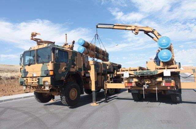 <p>Roketsan tarafından milli imkan ve kabiliyetler kullanılarak tasarlanan, geliştirilen ve üretilen 302 mm füze ve silah sistemi, yüksek isabet ve tahrip gücü sayesinde 30 kilometreden 120 kilometre mesafeye kadar kritik nokta hedeflerini yoğun ve etkili biçimde ateş altına alabiliyor.</p>
<p> </p>
<ul>
</ul>
<ul>
</ul>
