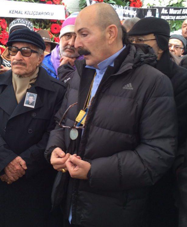 <p>Müzeyyen Senar'ın cenazesine katılan Cemil  İpekçi tabutun başında dua ederken gözyaşlarına hakim olamadı.</p>

<p> </p>
