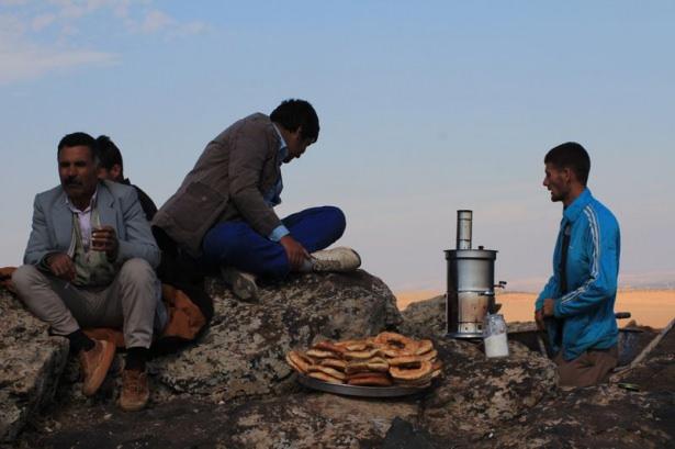 <p>Suriye sınırına yakın hakim tepelere çıkan vatandaşlar, Kobani'deki gelişmeleri dürbünle izliyor. Erken saatlerde bölgeye gelen seyyar satıcılar da çay ve simit satıyor.</p>

