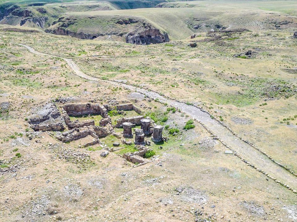 <p>Kurulduğu günden bu yana 23 medeniyete ev sahipliği yapan, aynı zamanda Kafkaslar'dan Anadolu'ya ilk giriş kapısı Ani Ören Yeri'nde, farklı medeniyetlere ait eserlerin havadan görüntüleri doyumsuz manzara sunuyor. </p>

<p> </p>
