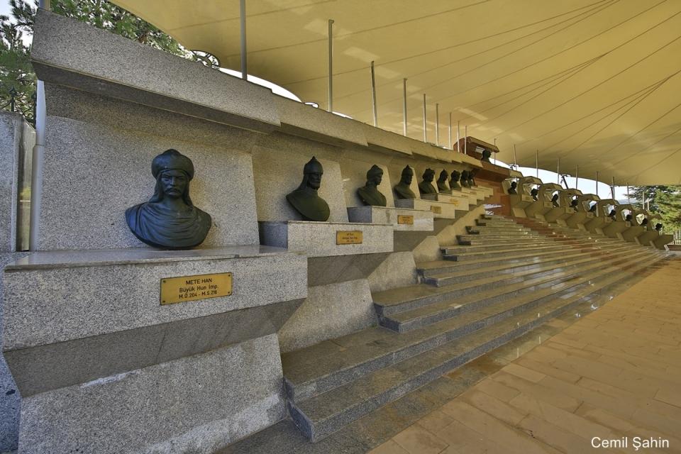 <p>Türbenin dışında ise neredeyse tamamı makam mezarı olan Osman Gazi’nin silah arkadaşlarına ait kabirler bulunuyor. Bunların arasındaki önemli simalar şunlar: Osman Gazi’nin ağabeyleri olan Savcı Bey ile Gündüz Bey. İsmi Osman Gazi’nin yerine beyliğin liderliği için düşünülen Osman Gazi’nin amcası Dündar Bey ki, kendisi Osman Gazi tarafından ihanet ithamından dolayı öldürülecektir. Osman Gazi’nin yakın silah arkadaşlarından olan ve Kocaeli bölgesindeki bazı önemli beldeleri fetheden Akçakoca, Aydos kalesini fetheden Osman Gazi’nin bir diğer silah arkadaşı Abdurrahman Gazi. Bunların dışında Turgut Alp, Aykut Alp, Kara Mürsel, Saltuk Alp, Konur Alp, Hasan Alp, Samsa Çavuş gibi diğer önemli Türkmen liderleri ile Osman Gazi’nin aynı zamanda yeğenleri olan Aktimur ve Aydoğdu Beyler, Osman Gazi’nin oğulları Pazarlu Bey, Savcı Bey gibi kişilerin de bu türbenin avlusunda makam mezarları bulunmaktadır</p>
