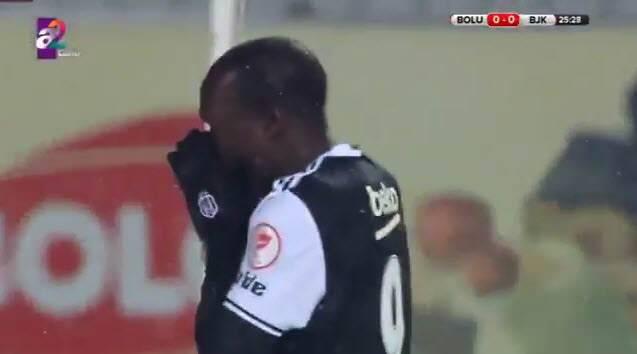 <p>Vincent Aboubakar, Ziraat Türkiye Kupası'nda Boluspor - Beşiktaş maçında saç baş yoldurdu.</p>

