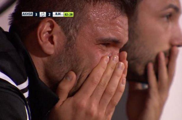 <p>Siyah-beyazlı futbolcu, Rodallega'nın attığı 3. golden sonra hüngür hüngür ağladı.</p>