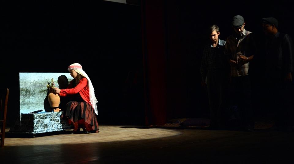 <p>Yaraş Mahallesi kadınlarını oyuna hazırlayan tiyatro eğitmeni Ayhan İçöz ise oyunda Türkiye'de ilk defa doğaçlama tiyatro yöntemi ile 1960 yılındaki örf, adet ve gelenekleri sahneye taşıdıklarını kaydetti. </p>
<p> </p>