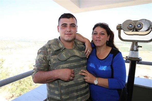 <p>Annesi ve beraberinde gelen yakınlarıyla hasret gideren Piyade Er Mutlu, vatani görevini yaptığı sınır karakoluna ailesinin gelmesiyle bir bayram daha yaşadığını belirtti.</p>
