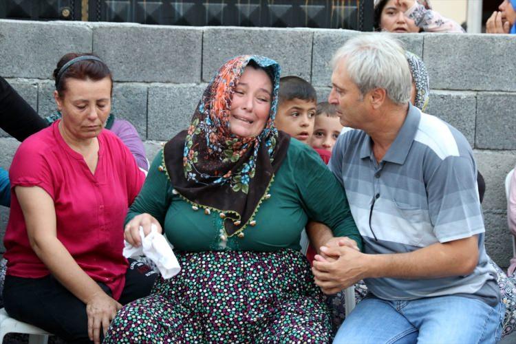 <p>Fenalık geçiren anneye sağlık görevlileri müdahale etti. Konya'da çalışan iş makinesi operatörü baba Yusuf Doğan da acı haberi alınca Osmaniye'ye dönmek için yola çıktı. Bekar olan 3 yıllık polis memuru Tayfun Doğan'ın İskenderun Çevik Kuvvet Şube Müdürlüğü'ndeki görevinin ardından tayininin çıktığı, Cizre'ye 3 gün önce gittiği öğrenildi.</p>
