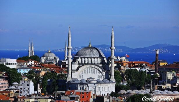 <p><span style="color:#FFD700"><strong>Çemberlitaş tan Nurosmaniye ve Sultanahmet Cami</strong></span></p>
