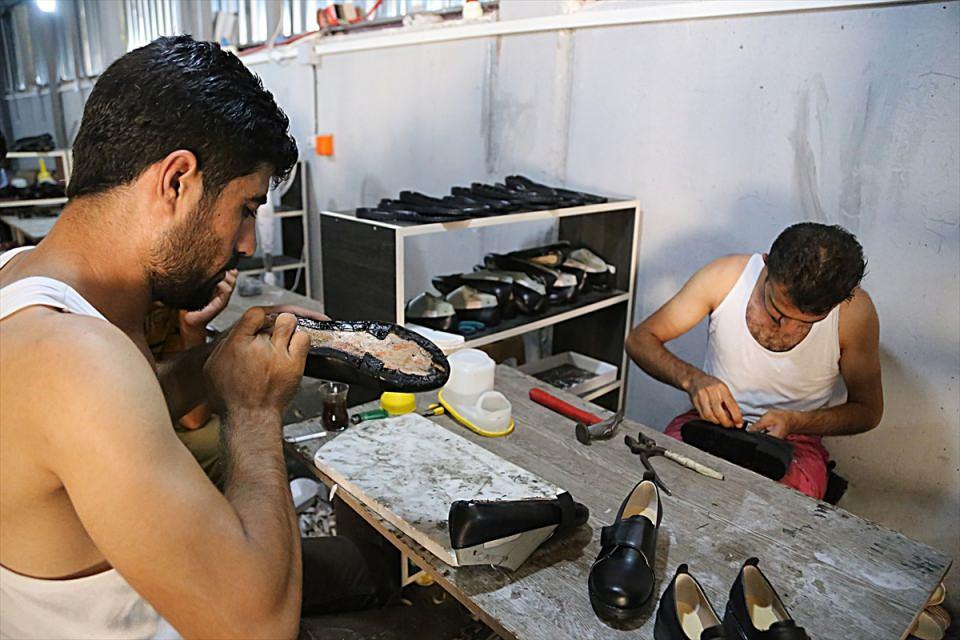<p>Suriye'deki iç savaştan kaçarak Türkiye'ye sığınan ve Yayladağı ilçesindeki konteyner kent ile evlerde kalan Türkmenlerin meslek öğrenmesi için Yayladağı Kaymakamlığı tarafından kentte yaygın mesleklerden biri olan ayakkabıcılık üzerine proje hazırlandı.</p>

