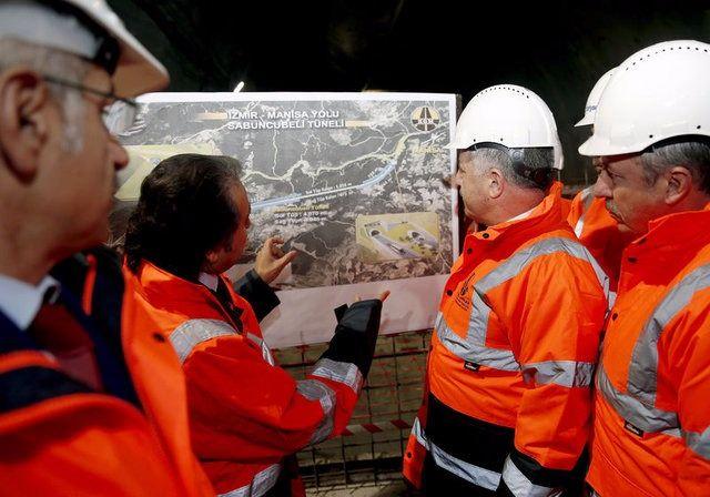 <p>Sabuncubeli Tüneli'nin girişleri, İzmir'e 9 kilometre 400 metre, Manisa'ya ise 12 kilometre mesafede. Tünel, 4 kilometre 70 metreli 2 şeritli çift tüp tünelden oluşuyor. Bağlantı yolları ile birlikte projenin toplam uzunluğu 6 kilometre 600 metre olduğu bildirildi.</p>

<p> </p>
