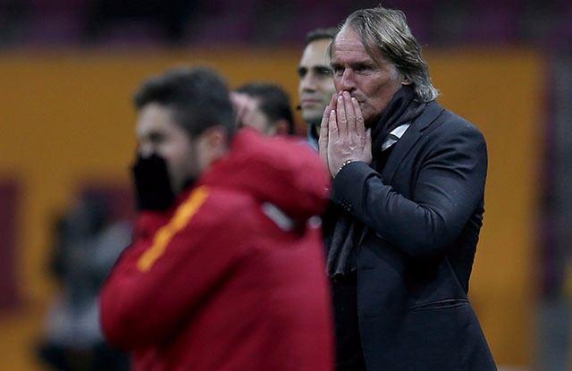 <p>Galatasaray, düşe kalka da olsa şampiyonluk yarışının içinde bulunmayı başardı. Ancak beklenmedik kayıplar, takımın ortaya koyduğu kötü futbol, takım içerisinde alışkanlık haline gelen disiplin sorunları nedeniyle Jan Olde Riekerink hep eleştiri oklarının hedefindeydi.</p>
