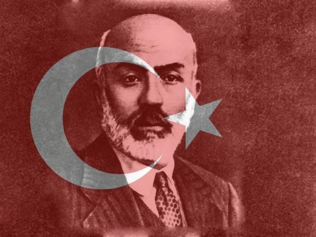 <p>CENÂZEYİ, MİLLET KALDIRIYOR</p>

<p>Sağlığında, Pergamberimizin (SAV) vefât ettiği yaşta vefât edeceği için mesut olduğunu ifâde eden Mehmed Âkif Ersoy, 27 Aralık 1936’da, 63 yaşında, gözlerini kapatır. Cenâzenin Bayezıd Câmii’nden kalkacağını duyanlar, oraya gittiklerinde herhangi bir merâsim ile değil, sanki terkedilmiş, üzeri örtüsüz bir tabut ile karşılaşırlar. Haberi duyan gençler akın akın câmiye gelirler. Tabutu görenler hüngür ağlarlar; hattâ tabuta sarılanlar olur. Etrafa dağılarak buldukları bayraklar ile dönerler. Ka’besi belli, bayrağı belli şâirin tabutunu, Ka’be örtüsü ve bayraklarla donatırlar. </p>
