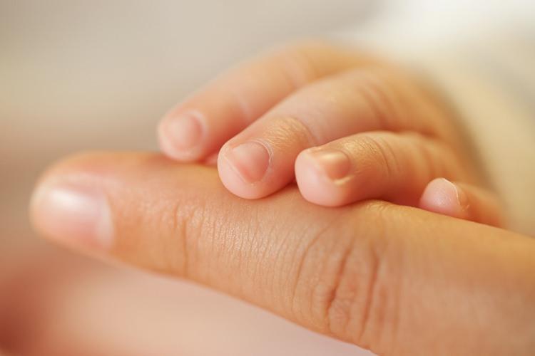 <p>Bebeklik döneminde, elinizi ağzına alma davranışı refleksif ve doğal olarak tanımlanır. Bu, anne - meme ilişkisinden dolayı, kendini güvende hissetmek ihtiyacı olarak görülür. </p>