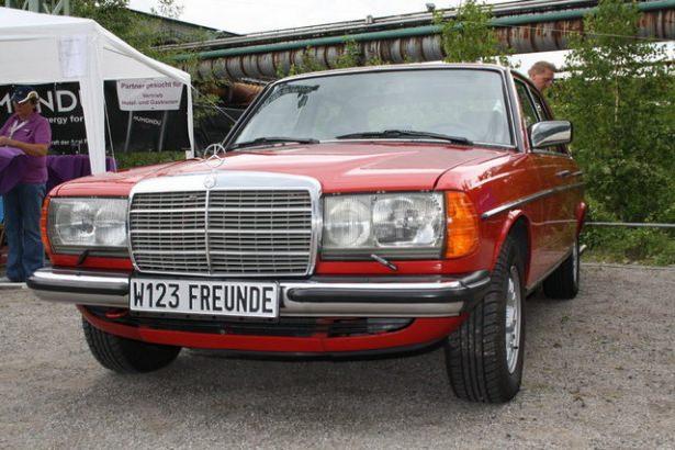 <p>Mercedes severler Almanya'nın Hattingen kentinde buluştu. Mercedes kulübü tarafından her sene düzenlenen etkinlik kapsamında Mercedes klasikleri ve son model Mercedes'ler bir araya geldi. İşte o otomobiller....</p>
<p> </p>