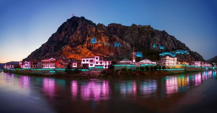 <p>Amasya</p>
<p>Nüfusu: 326 351 <br />
Toplam otomobil sayısı: 55 456<br />
Kaç kişiye bir otomobil düşüyor: 5,9</p>