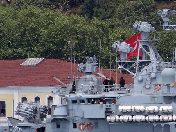 <p>Geniş güvenlik önlemleri arasında İstanbul Boğazı’ndan geçen geminin geçişine, denizden Sahil Güvenlik Komutanlığı’na bağlı gemi ile deniz polisi, havadan ise polis helikopteri eşlik etti.</p>
