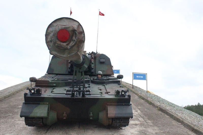 <p>Gövde ve kuleye ait bin 899 adet parçanın kaynakla birleştirilmesiyle meydana gelen ana yapı üzerinde 2 bin 214 farklı noktadan üç boyutlu ölçümleri gerçekleştiriliyor. Kaynaklı imalatı tamamlanan gövde ve kule radyografik muayeneye tutulmasının ardından alt sistem montajları tamamlanıyor ve Mühimmat Transfer Sisteminin monte edilmesiyle montajı tamamlanıyor.</p>