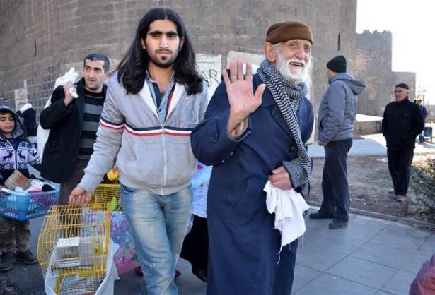 <p>Sur İlçesi’nde bugün sokağa çıkma yasağı ilan edilen 5 mahallede yaşayanların büyük bölümü, yasak kararı açıklanmadan önce evlerini terk etti.</p>

<p> </p>
