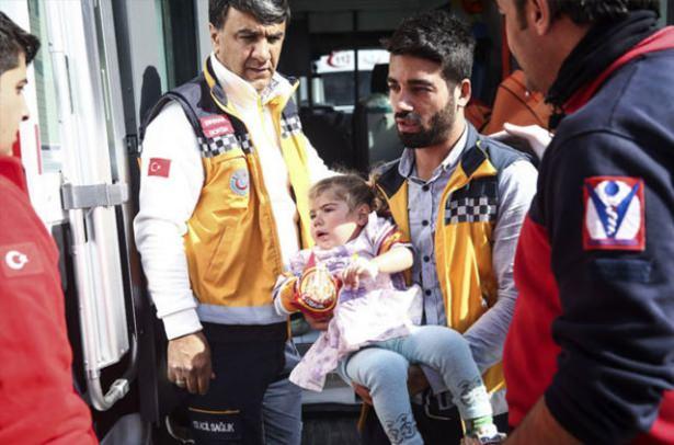 <p>İdil'de TSK ve emniyet unsurlarınca düzenlenen "Şehit Özel Harekat Polisi Ersin Yıldırım Operasyonu" devam ediyor. İlçede, sağlık hizmetlerinin kesintisiz devam etmesi için de yoğun gayret sarf ediliyor.</p>