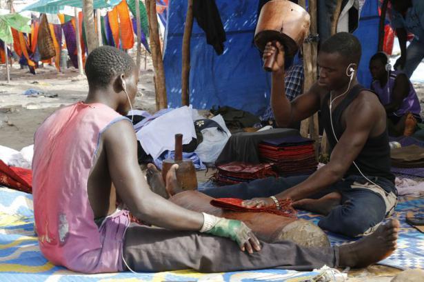 <p>Dakar&rsquo;ın kenar mahallelerinden Castor Bourguiba&rsquo;daki sokak at&ouml;lyelerinde imal edilen Bubu kumaşı, usta terzilerin ellerinden ge&ccedil;erek erkek ya da kadın elbisesine d&ouml;n&uuml;ş&uuml;yor.</p>
