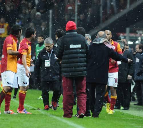 Fatih Terim, Melo'nun yanına giderek bir an önce soyunma odasına gitmesini istedi.